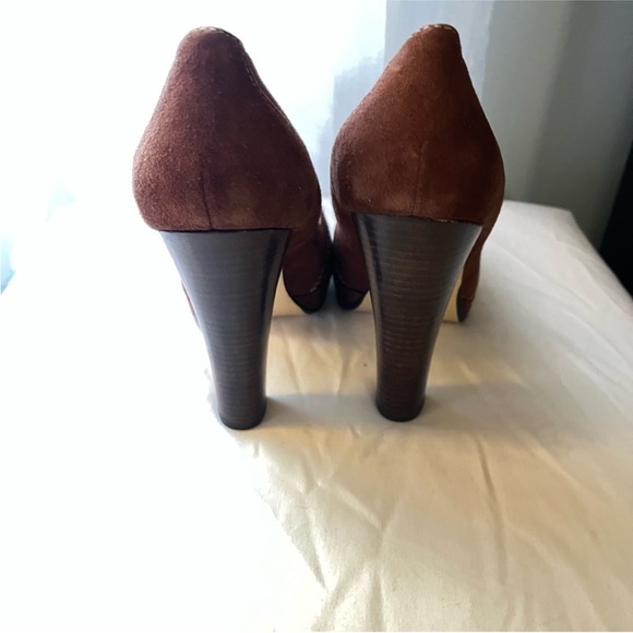 Studio 58 Heels Size 9.5 Great Condition.Brown
Suede w/White Exposed Stitching - Picture 10 of 10